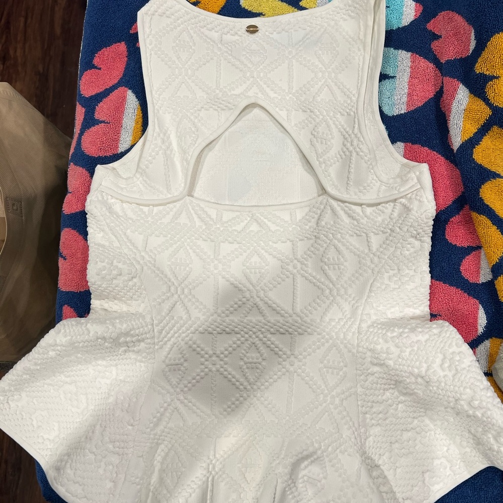 Guess White Textured Peplum Sleeveless Top - Picture 7 of 7